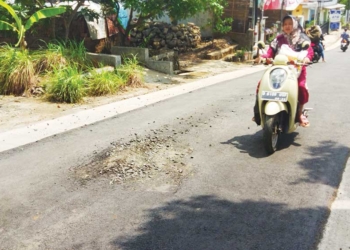 Baru Diperbaiki, Jalan Poros Greged-Beber Cirebon Rusak Lagi