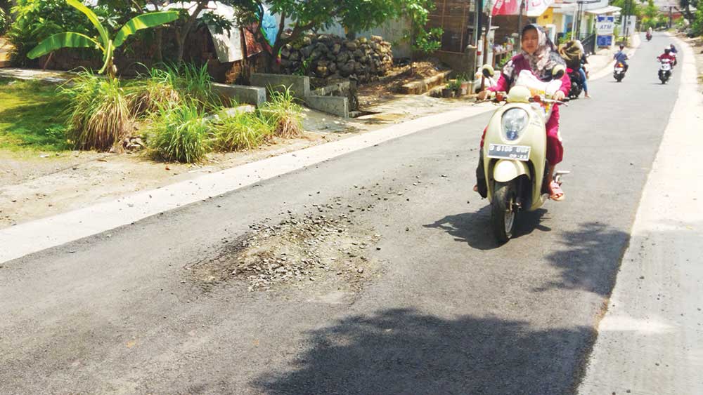 Baru Diperbaiki, Jalan Poros Greged-Beber Cirebon Rusak Lagi