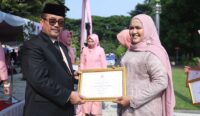 Bupati Cirebon Beri Siska Karina Penghargaan Gender Champion