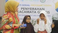 Bagi-bagi Kacamata Gratis untuk Murid SD di Kabupaten Cirebon