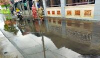 Baru Sebentar Diguyur Hujan, Jalan di Desa Ambulu Cirebon Tergenang Air