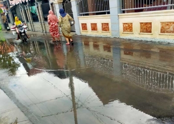 Baru Sebentar Diguyur Hujan, Jalan di Desa Ambulu Cirebon Tergenang Air