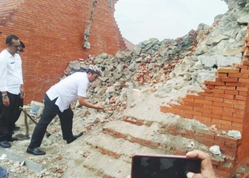 Bupati Imron Geram, Konstruksi Bangunan Gapura Alun-alun Pataraksa Tak Sesuai Kriteria, Minta Kontraktor Tak Lagi Dipakai