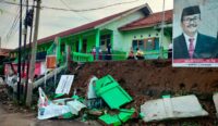 Dinding Pembatas SDN 1 Sinarancang Mundu Cirebon Ambruk Saat Diguyur Hujan Deras