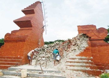 Gapura Alun-alun Pataraksa Ambruk, DLH Kabupaten Cirebon dan Konsultan Harus Bertanggung Jawab
