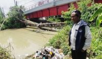 Pipa Instalasi Ganggu Arus Air Sungai Kalijaga Mundu Cirebon