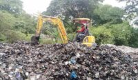 Tumpukan Sampah di TPS Gunungsari Dikuras