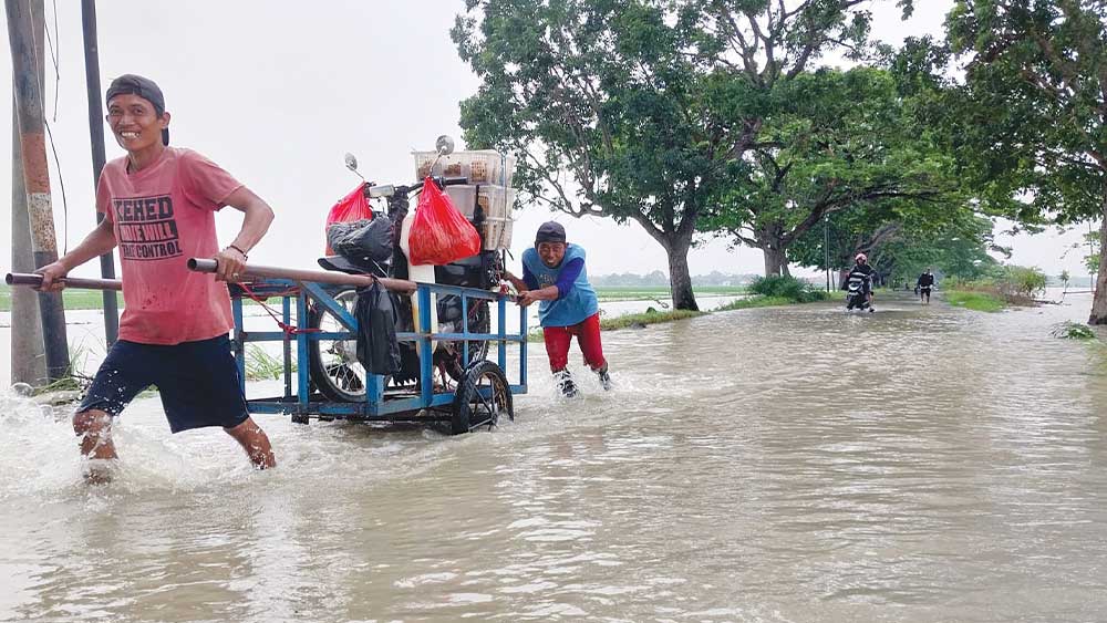 Banjir di Cirebon, Jasa Tumpangan Gerobak Laris Manis