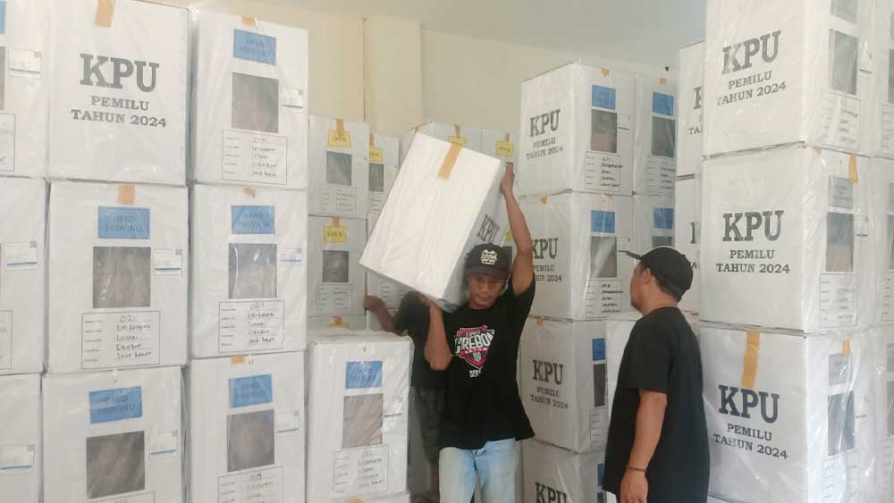 H-1 Pencoblosan, KPU Kabupaten Cirebon Pastikan Logistik Pemilu Sudah di KPPS