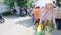 Operasi Beras Murah di Cirebon Diserbu, Ludes Warga Kecewa, Besok Digelar di Desa Bakung Lor