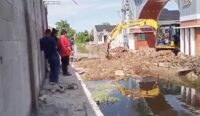 Bikin Banjir di Indramayu, Gorong-gorong Perumahan Dibongkar