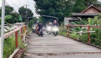 Bupati Cirebon Imron Janjikan Perbaikan Jembatan Cempaka yang Rusak Berat