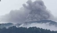 Erupsi Lagi, Letusan Terbesar Gunung Marapi, Abu Vulkanik Menyembur 1.500 Meter ke Udara