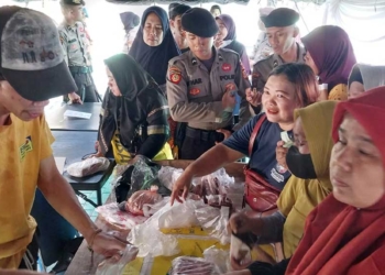 Ibu-ibu di Cirebon Rela Antri Berdesakan Serbu Bazar Murah Ramadan