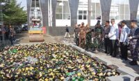 5.000 Botol Miras di Kota Cirebon Hasil Operasi selama Ramadan Dimusnahkan