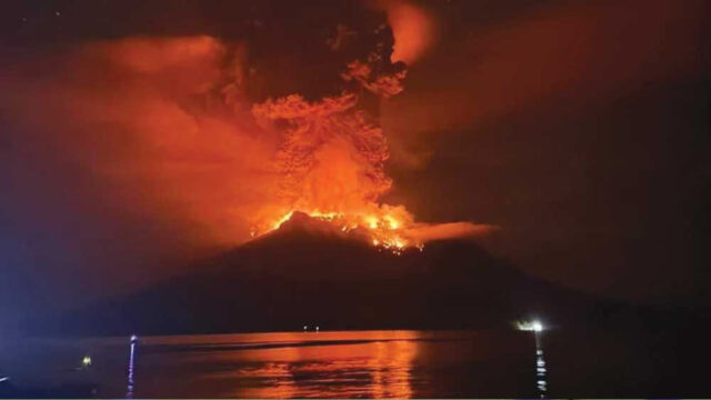 Abu Vulkanik Letusan Gunung Ruang Ganggu Penerbangan, Bandara Internasional Sam Ratulangi Ditutup
