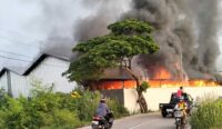 Kebakaran di Cirebon, Pabrik Rotan di Cangkring Dilalap Api, Bahan Baku 1 Ton Ludes dalam Sekejap