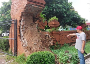 Kondisi Gapura Stadion Ranggajati Cirebon Rawan Ambruk