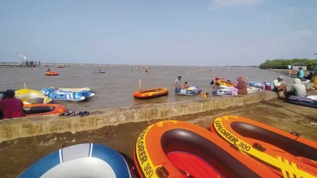 Pantai Kejawanan Jadi Primadona Libur Lebaran di Kota Cirebon