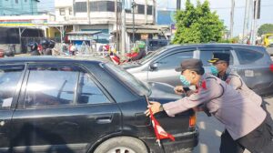 Personel Polresta Cirebon Dorong Mobil Mogok Pemudik