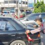 Personel Polresta Cirebon Dorong Mobil Mogok Pemudik