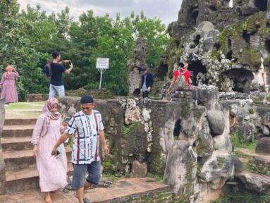 Tempat Wisata di Cirebon, Goa Sunyaragi Dipadati Pengunjung di Momen Libur Lebaran