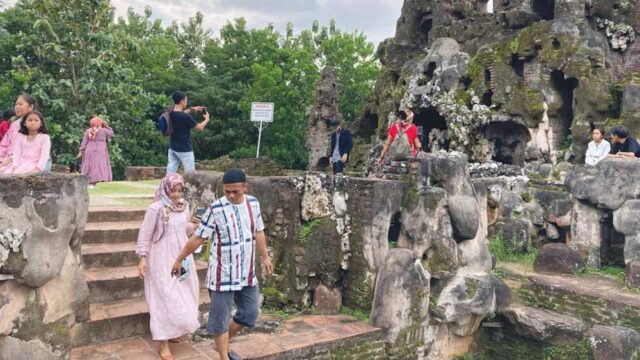 Tempat Wisata di Cirebon, Goa Sunyaragi Dipadati Pengunjung di Momen Libur Lebaran