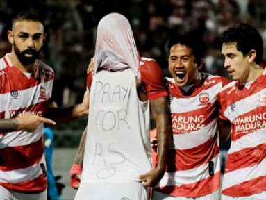 Algojo Madura United Hugo Gomes Buka Jersey Usai Jebol Gawang Borneo FC, Ini Maksud Tulisan Pray for RS