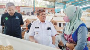 Bupati Cirebon Imron Pastikan Buruh Peroleh Hak Sesuai Aturan