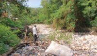 Sampah Menumpuk di Sungai Singaraja Desa Pengarengan Cirebon