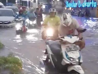 Warga Kota Cirebon Keluhkan Buruknya Saluran Air, Jalan Cipto Jadi Sungai Cipto Saat Hujan, DPUTR Disorot