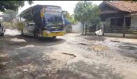 Warga Minta Pemkab Cirebon Perbaiki Jalan Rusak di Waled