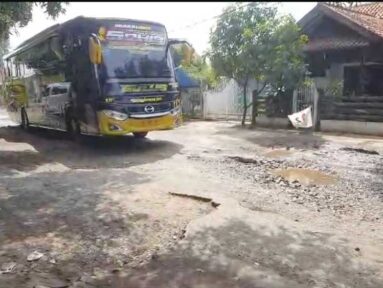 Warga Minta Pemkab Cirebon Perbaiki Jalan Rusak di Waled