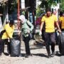 Aksi Pungut Sampah Warnai Peringatan Hari Bhayangkara