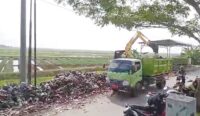 DLH Kabupaten Cirebon Bersihkan Sampah Liar di Desa Kalirahayu