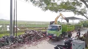 DLH Kabupaten Cirebon Bersihkan Sampah Liar di Desa Kalirahayu