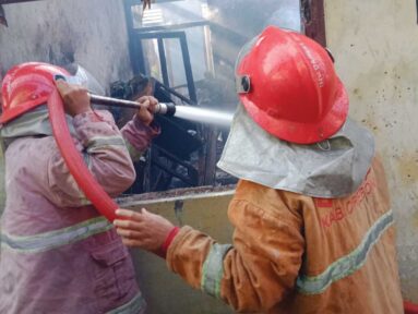 Kebakaran di Cirebon, Seorang Nenek Berhasil Diselamatkan dari Kebakaran Rumah