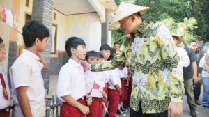 Pj Bupati Cirebon Wahyu Mijaya Tekankan Pentingnya Kejujuran ke Murid SD