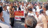 Ratusan Warga Kota Cirebon Turun ke Jalan Tolak Kenaikan PBB