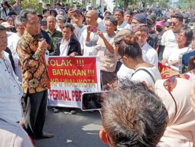 Ratusan Warga Kota Cirebon Turun ke Jalan Tolak Kenaikan PBB