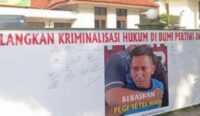Spanduk Besar Dukungan Kepada Pegi Setiawan Dibentangkan di Halaman Kantor PN Bandung