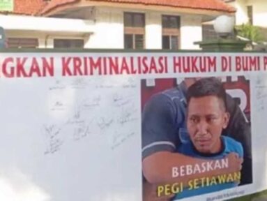 Spanduk Besar Dukungan Kepada Pegi Setiawan Dibentangkan di Halaman Kantor PN Bandung