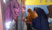 Dukung Anak Sekolah, Emak-Emak Cat Kelas SDN 3 Klayan Gunungjati Cirebon