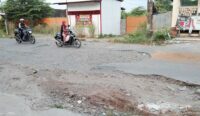 Jalan Sumber Tengahtani Cirebon Rusak