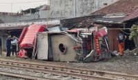 Kecelakaan, Mobil Damkar Indramayu Dihajar Kereta Barang