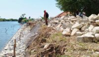 Tebing Sungai Cisanggarung di Tawangsari Cirebon Diperbaiki