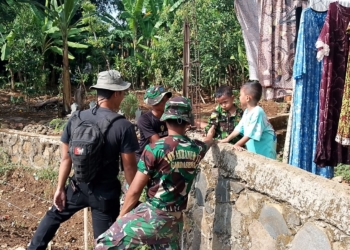 Akrab dengan Anak-anak di Lokasi TMMD Desa Kubang Cirebon, Perkuat Hubungan TNI dan Masyarakat