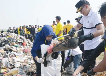 Pj Bupati Cirebon Wahyu Mijaya Pimpin Aksi Sapu Bersih Sampah Liar