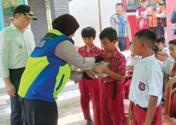 Polresta-Pemkab Cirebon Bagikan MBG di SD Terpencil