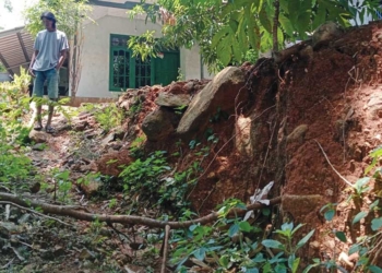 Tanah Bergerak Rumah Warga Beber Cirebon Retak